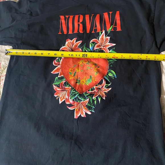 NIRVANA KURT COBAIN HIBISCUS FLOWERS HEART SHAPED Shirt. - Picture 4 of 7